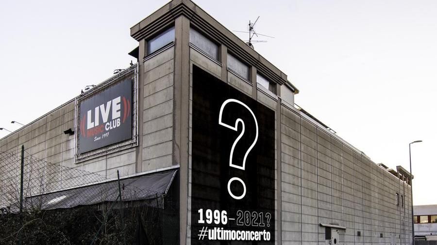 Il grande punto interrogativo affisso sullo stabile del Live Club di Trezzo d'Adda 